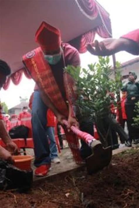 Tanam Pohon Tri Adhianto Ajak Ormas Lebih Solid Dan Kompak