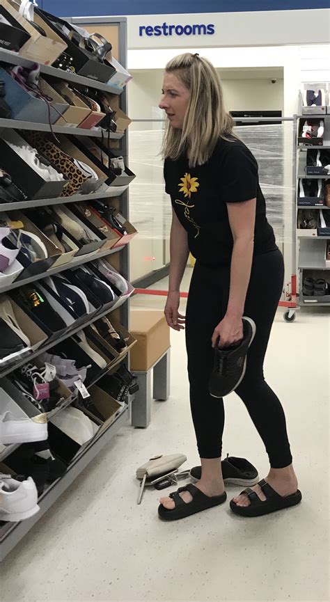 Curvy Blonde Milf Trying On Shoes Spandex Leggings Yoga Pants Forum