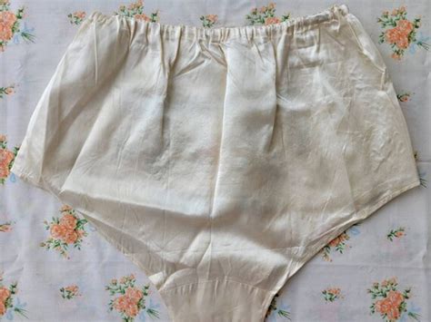 Vintage WWII 1940s Sweetheart Lingerie Embroidered Bo Gem