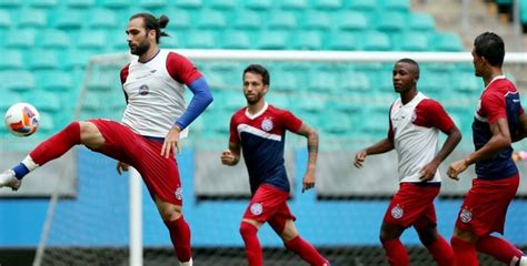 Em treino fechado Sérgio Soares volta a testar Cicinho como titular na