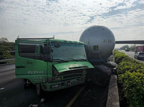 國1台南段重大車禍 丙烯氣罐車碰撞砂石車，車頭全毀駕駛送醫 Yahoo奇摩汽車機車