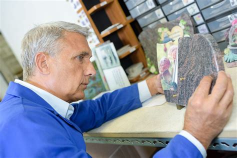 Plaques funéraires à Castelnaudary gravures personnalisables