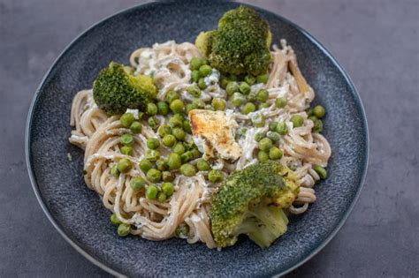 Spaghetti z pieczoną fetą brokułami i groszkiem nowy przepis na FETA