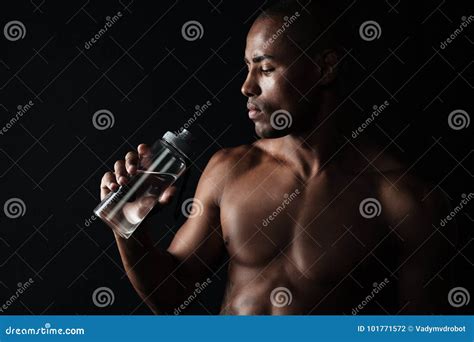 Retrato Del Hombre Afroamericano Joven Cansado De Los Deportes