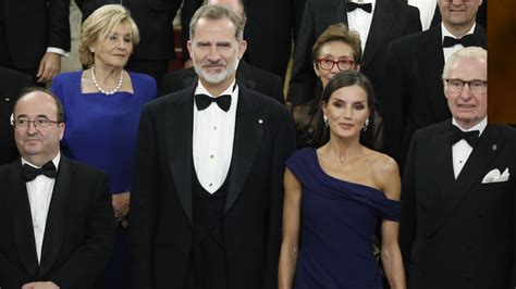 Los Reyes Felipe Y Letizia Recibidos Entre Vivas Y Fuera En El