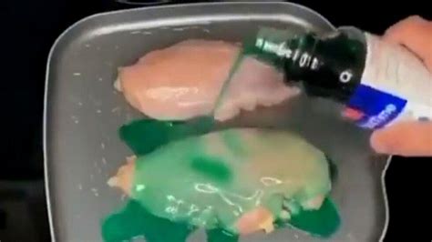 Reto de Tiktok para cocinar pollo con jarabe para la tos es dañino