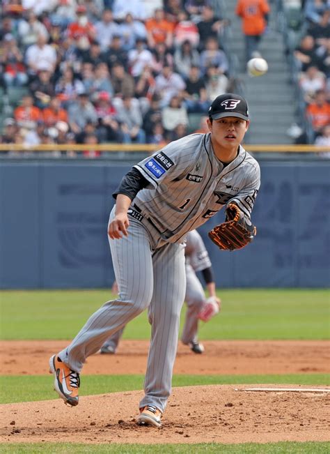 1회에만 5실점 한화 문동주 두산전 3⅓이닝 6실점한화 5연패종합 파이낸셜뉴스