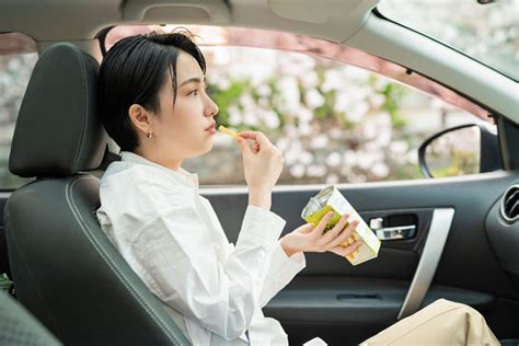 「ガサツな私でも生理的に無理」車内での飲食、どこまで許せる？みんなのエピソード Moby モビー