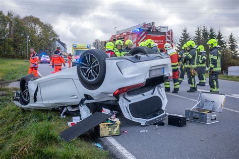 Schwerer Unfall Im Erzgebirge Bmw Berschl Gt Sich Bundesstra E Dicht