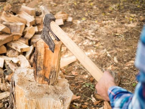 Hombre Usando Un Hacha Para Cortar Madera Foto Gratis