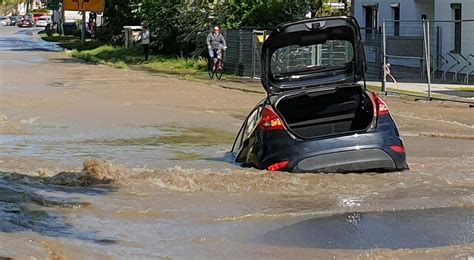 Wasserrohrbruch In Rostock Auto Versinkt In Loch Web De