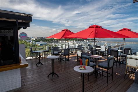 Coconut Grove Rooftop Pool Bar | Admiral Hotel Manila - MGallery