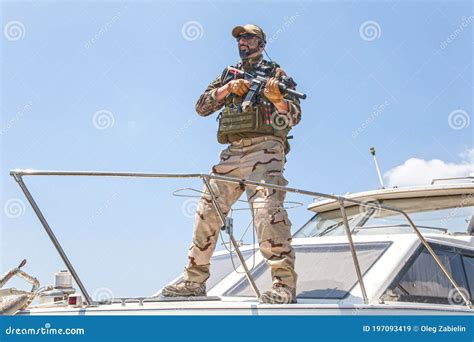 Soldado Das For As Especiais Do Ex Rcito Em Arco Ris Imagem De Stock