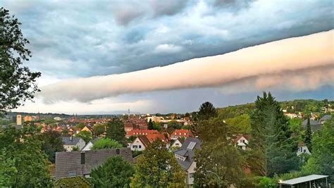 Riesige Wolke über Lahr Experte erklärt was es mit dem Phänomen auf