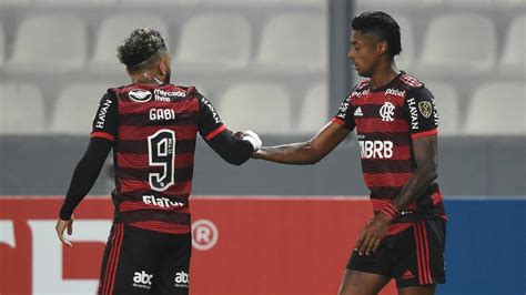 Flamengo bate Sporting Cristal pela Libertadores e alivia pressão