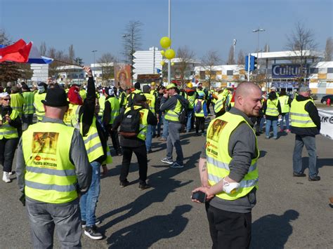 Bourg En Bresse Affrontements Entre Gilets Jaunes Et Policiers La