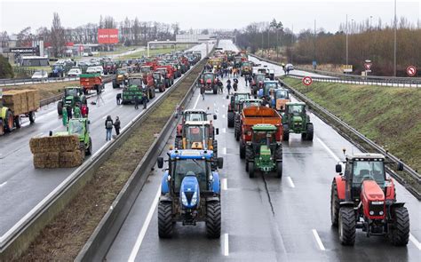 Col Re Des Agriculteurs Lautoroute A Partiellement Coup E Au Nord