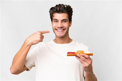 Jovem Homem Caucasiano Segurando Sashimi Sobre Fundo Branco Isolado