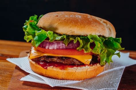 Delicioso hambúrguer alface tomate e cebola roxa e bacon no pão