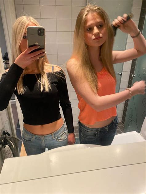 Pin tillagd av Fake på Snabbsparade pins Blondiner Färg hår Selfie