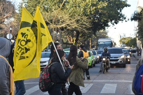 Cortes de calles generan complicaciones al tránsito en distintas zonas