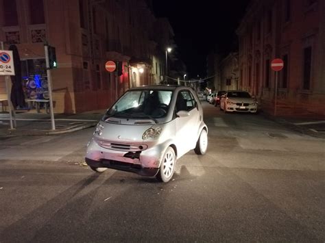 Messina Tre Auto Si Scontrano In Via T Cannizzaro Ferito Un Giovane