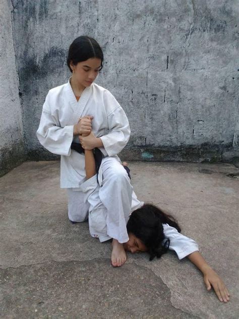 Pin By Mariano Sombra On Mujeres Practicando Artes Marciales Karate