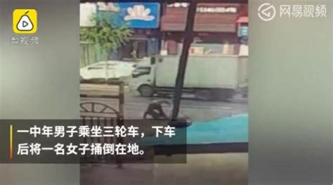 女子当街被捅数10刀殒命 行凶男逃离时撞火车身亡 男子