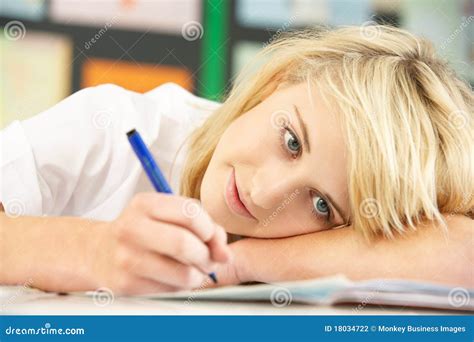 El Estudiar Adolescente Femenino Del Estudiante Foto De Archivo