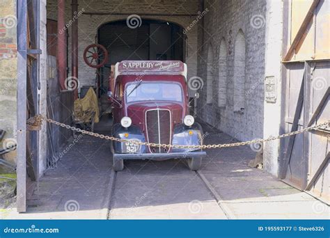 Garage En Oude Auto In Beamish Open Air Museum Redactionele Fotografie