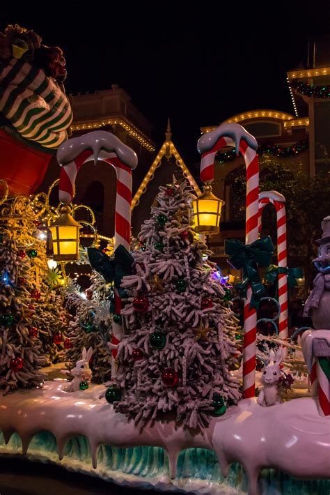 A Christmas Fantasy Parade Disneylands A Christmas Fanta Flickr