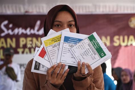 Simulasi Pemungutan Suara Pemilu Di Palangka Raya Antara Foto