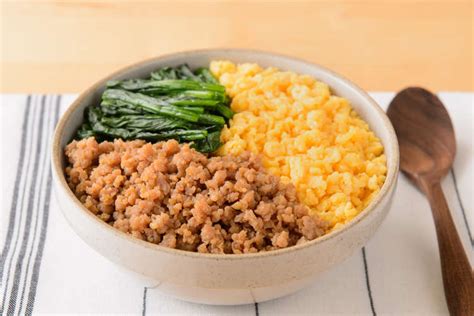 そぼろ 丼 人気 レシピ 卵と鶏の三色そぼろ丼のレシピ作り方：白ごはんcom