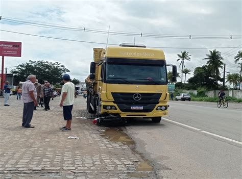 Motocicleta é Arrastadas Por Caminhão Após Ser Atingida Por Outro