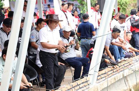 Peringati May Day 2024 Pj Gubernur Al Muktabar Mancing Bersama Buruh