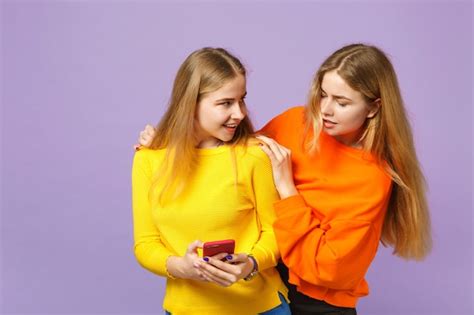 Zwei Attraktive Junge Blonde Zwillingsschwestern M Dchen In Lebendiger Kleidung Mit Handy Sms