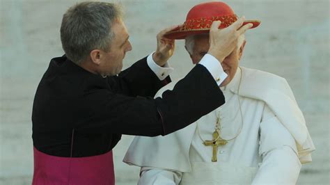 Kirche und Leben de Erzbischof Gänswein trauert am ersten Todestag