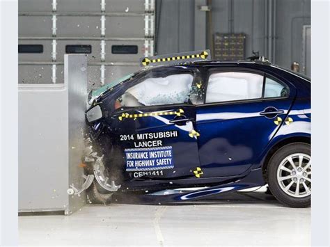 Foto Mitsubishi Lancer Crash Test Small Overlap IIHS 2014