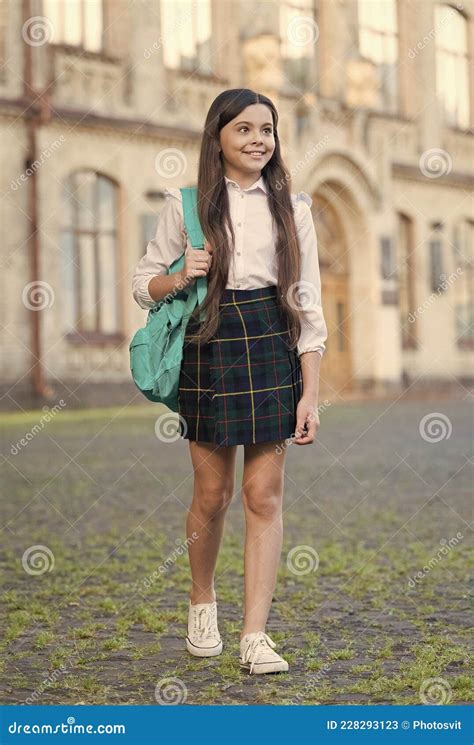 Uniforme De Estilo Formal Y Mochila En El Patio De La Escuela Concepto De Colegiala Moderna