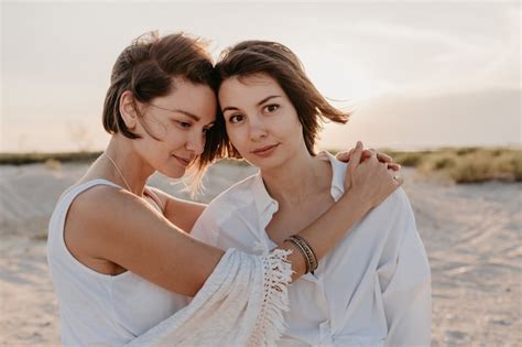 Zwei Junge Frauen Die Spaß Am Sonnenuntergangsstrand Haben Schwule Lesbische Liebesromantik