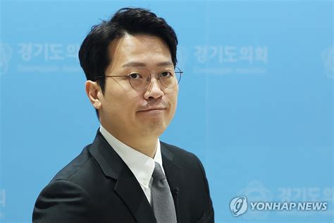 국민의힘 탈당 기자회견 하는 이기인 연합뉴스