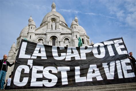 La Capote C Est La Vie Action D Act Up Paris Devant Le Sacr Coeur