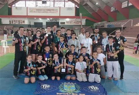 Equipe Dourado de Karatê Conquista Medalhas e Troféu em Bebedouro