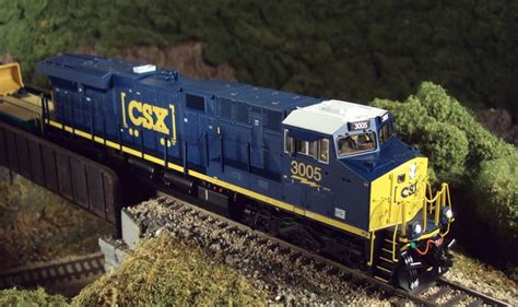 Now arriving MTH HO CSX ES44. The MTH CSX HO ES44 operates on 18 inch ...