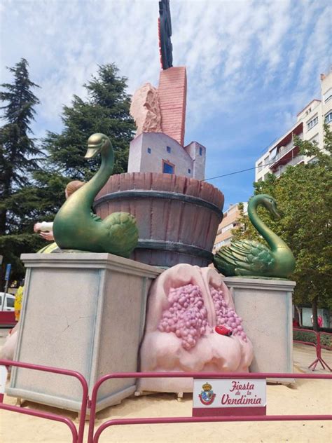 Monumentos De La Fuente Del Vino De La Lxxiv Fiesta De La Vendimia De