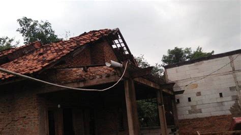 Puluhan Rumah Dan Satu Masjid Di Bekasi Rusak Akibat Angin Puting