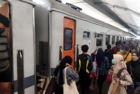 80 Ribu Penumpang Padati Stasiun Daop 8 Surabaya Jakarta Dan