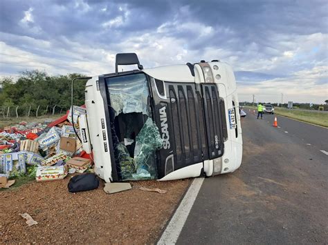 Camionero quedó dormido mordió la banquina despisto y volcó en la