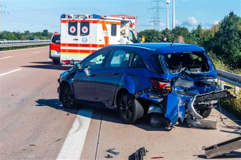 Autofahrer Bersieht Stauende Drei Verletzte Bei Schwerem Unfall Auf