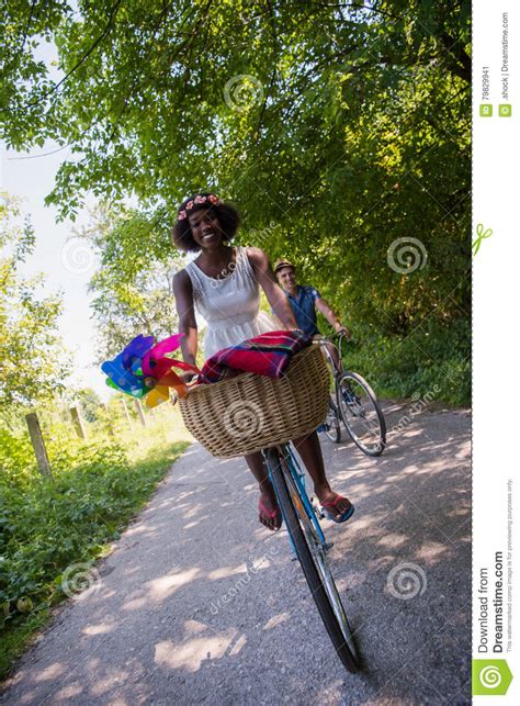 Junge Multiethnische Paare Die Eine Fahrradfahrt In Der Natur Haben